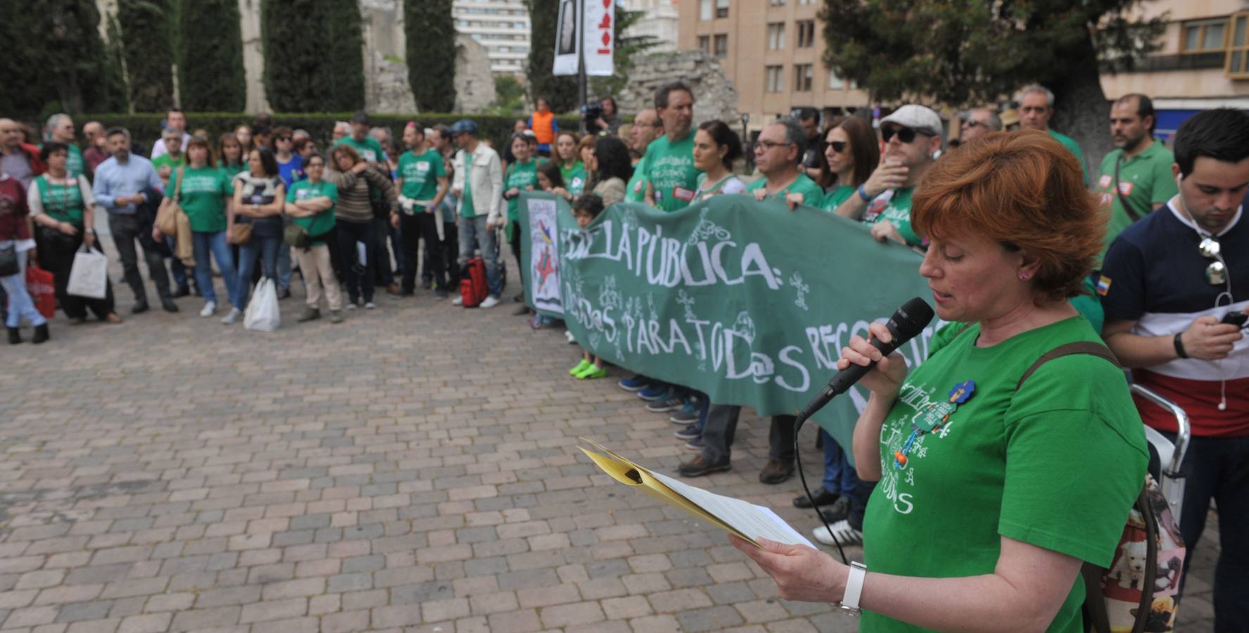 Varias decenas de personas se sumaron a la 'marea verde' en la plaza de la Universidad, donde se leyó un manifiesto