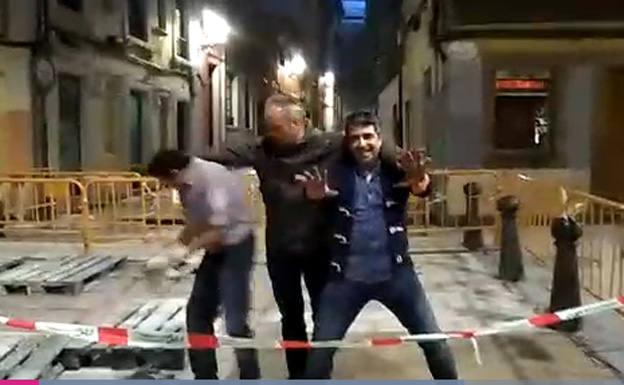 La imprudencia de tres amigos en la noche gijonesa casi termina en tragedia