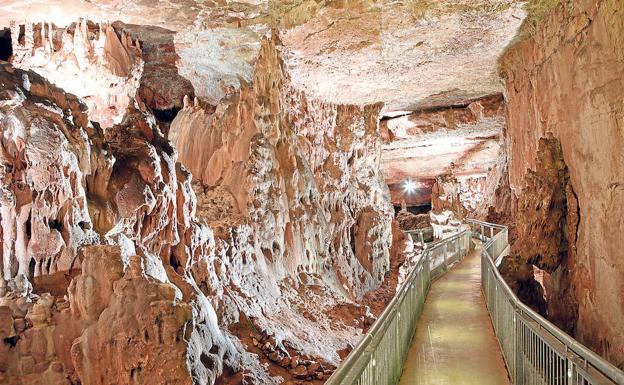 La Cueva de los franceses está llena de laberintos labrados por el agua en la piedra caliza. 