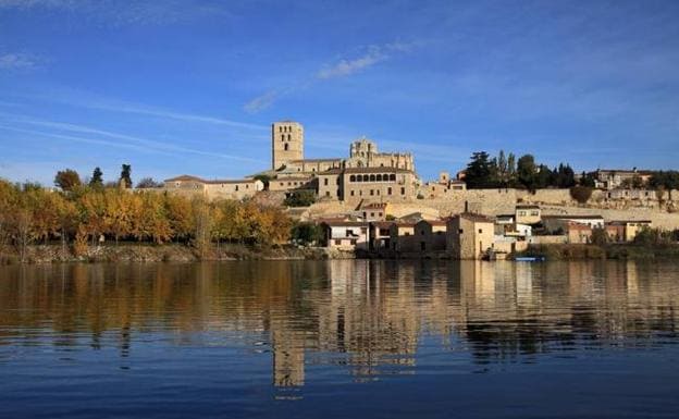 Vista de la Catedral de Zamora desde la margen izquierda del río Duero. 