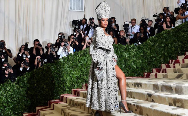 Rihanna disfrazada de Papa en la gala MET. 