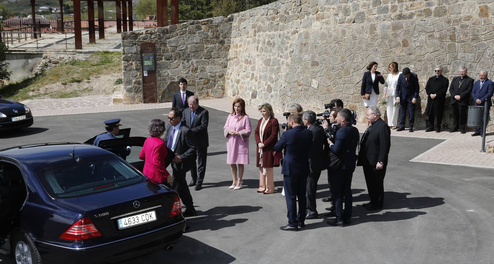 Los vecinos dieron una calurosa bienvenida a la Reina que acudió a la villa palentina para inaugurar 'Mons Dei', la XXIII edición de la exposición, que podrá visitarse desde mañana y hasta el 18 de noviembre