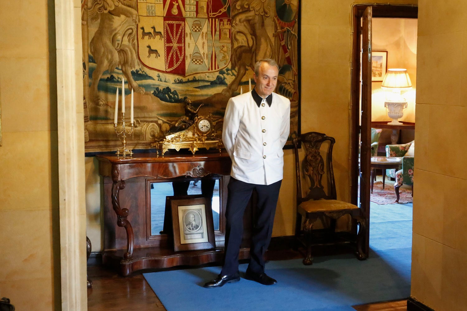 El duque de Alba, Carlos Fitz-James Stuart, acompañado por el presidente del Senado, Pío García Escudero, y el alcalde de Salamanca, Alfonso Fernández Mañueco, han inaugurado esta mañana las visitas al palacio