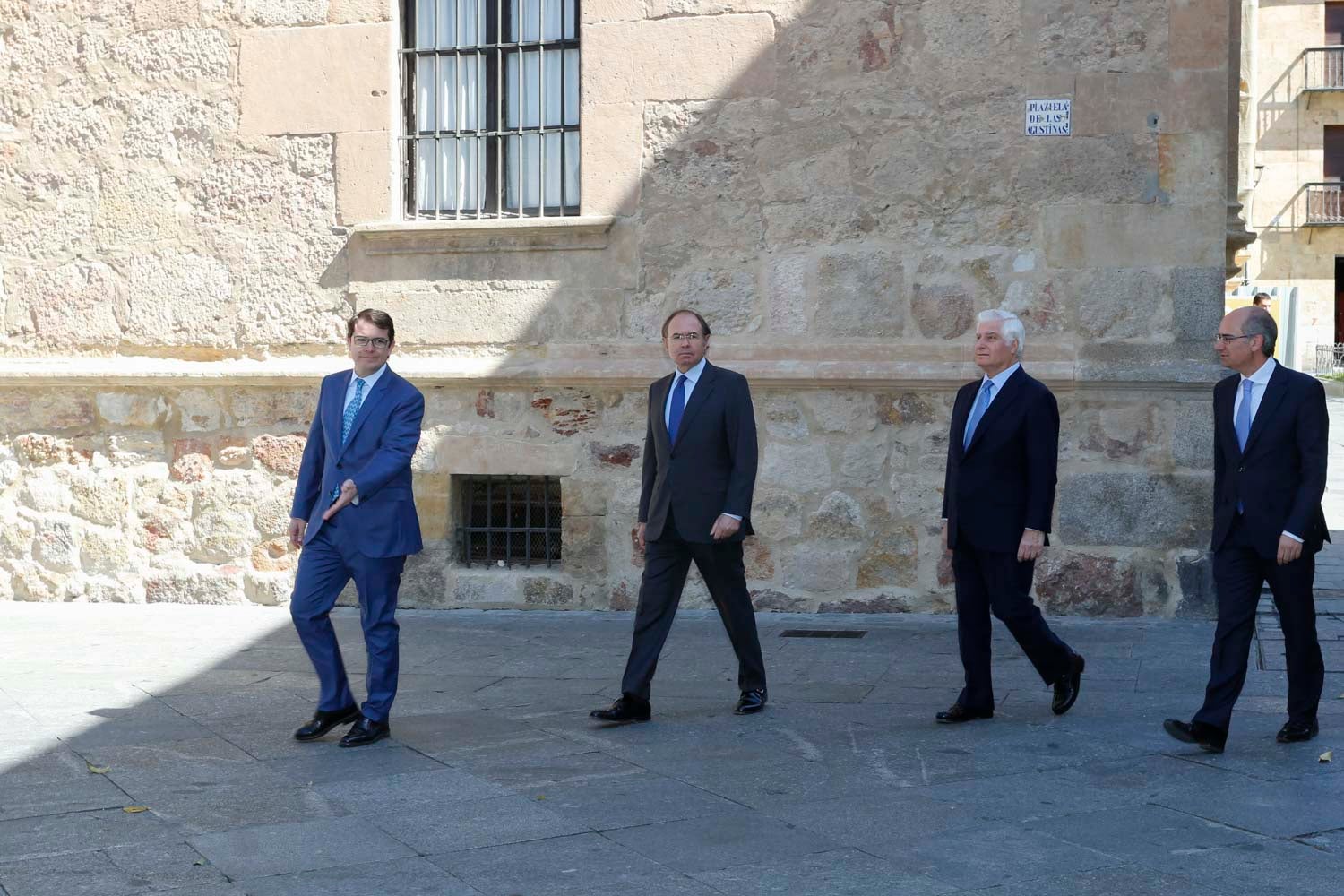 El duque de Alba, Carlos Fitz-James Stuart, acompañado por el presidente del Senado, Pío García Escudero, y el alcalde de Salamanca, Alfonso Fernández Mañueco, han inaugurado esta mañana las visitas al palacio