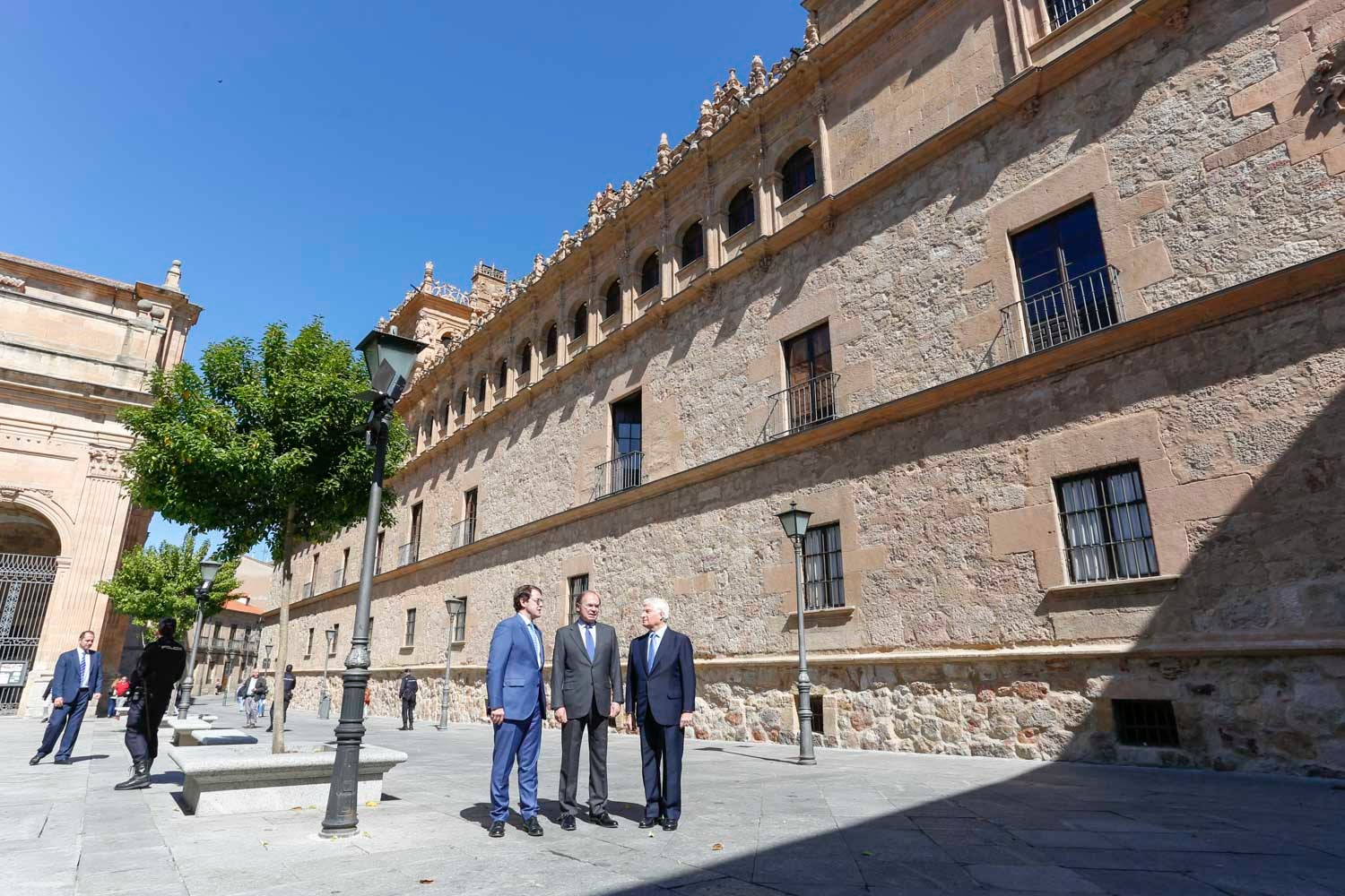 El duque de Alba, Carlos Fitz-James Stuart, acompañado por el presidente del Senado, Pío García Escudero, y el alcalde de Salamanca, Alfonso Fernández Mañueco, han inaugurado esta mañana las visitas al palacio