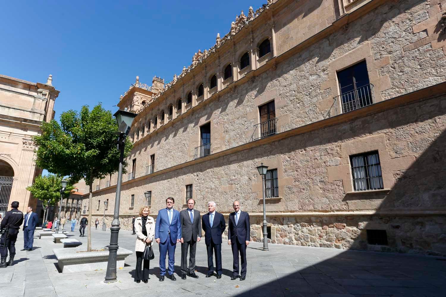 El duque de Alba, Carlos Fitz-James Stuart, acompañado por el presidente del Senado, Pío García Escudero, y el alcalde de Salamanca, Alfonso Fernández Mañueco, han inaugurado esta mañana las visitas al palacio