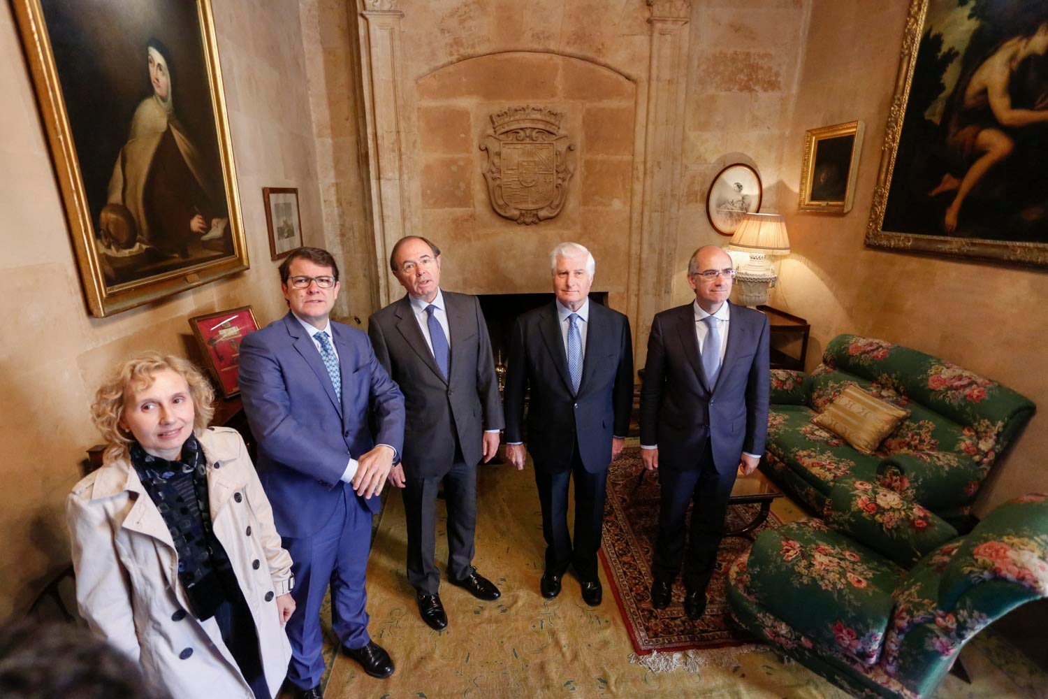 El duque de Alba, Carlos Fitz-James Stuart, acompañado por el presidente del Senado, Pío García Escudero, y el alcalde de Salamanca, Alfonso Fernández Mañueco, han inaugurado esta mañana las visitas al palacio