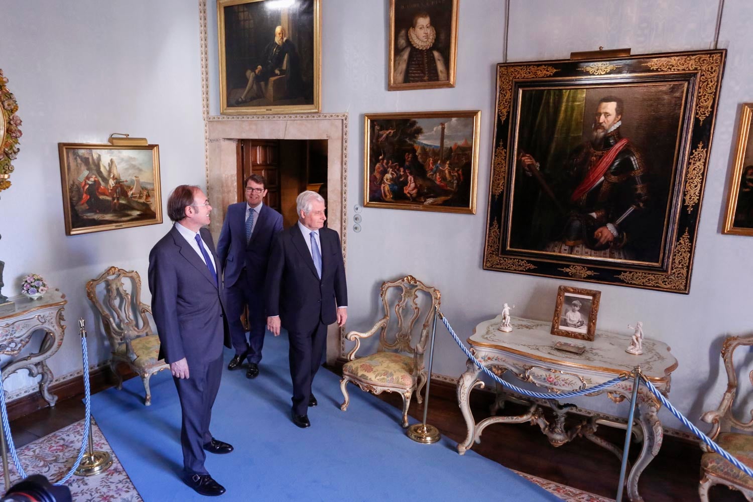 El duque de Alba, Carlos Fitz-James Stuart, acompañado por el presidente del Senado, Pío García Escudero, y el alcalde de Salamanca, Alfonso Fernández Mañueco, han inaugurado esta mañana las visitas al palacio