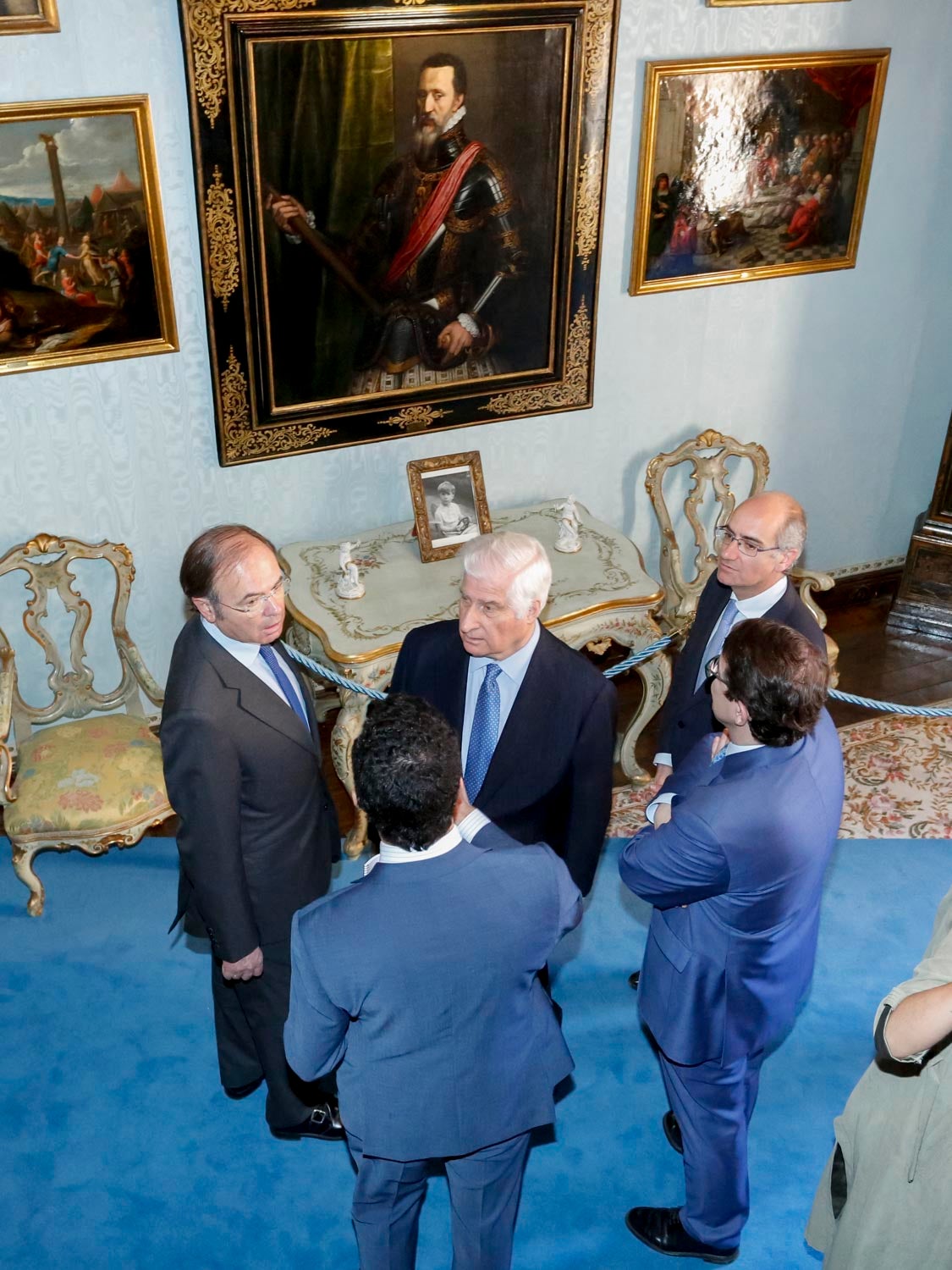 El duque de Alba, Carlos Fitz-James Stuart, acompañado por el presidente del Senado, Pío García Escudero, y el alcalde de Salamanca, Alfonso Fernández Mañueco, han inaugurado esta mañana las visitas al palacio