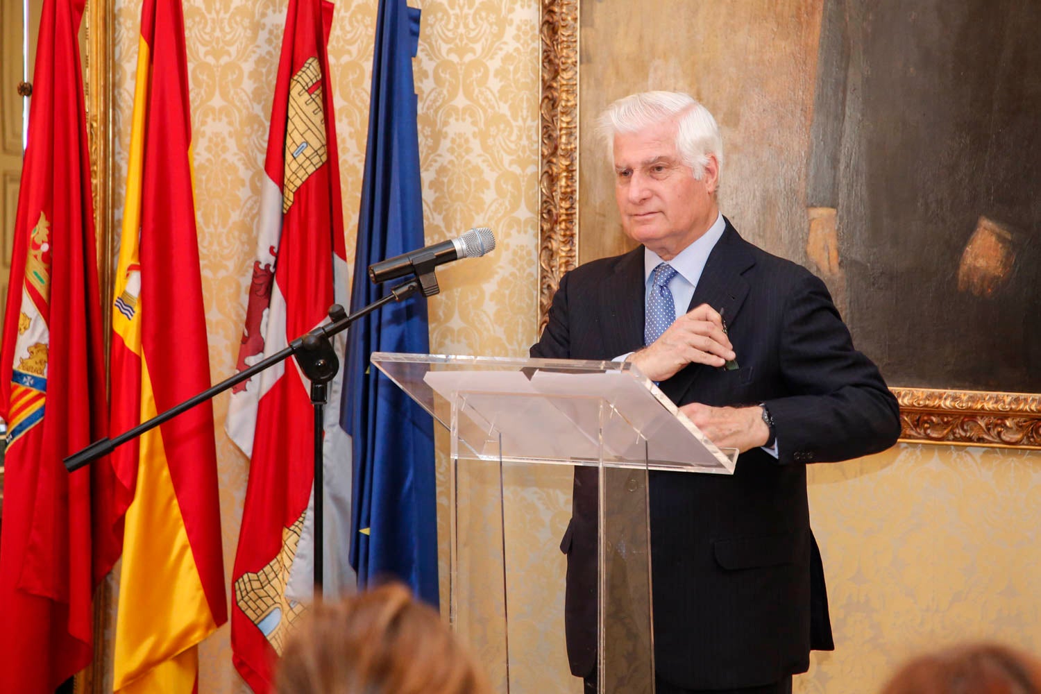 El duque de Alba, Carlos Fitz-James Stuart, acompañado por el presidente del Senado, Pío García Escudero, y el alcalde de Salamanca, Alfonso Fernández Mañueco, han inaugurado esta mañana las visitas al palacio