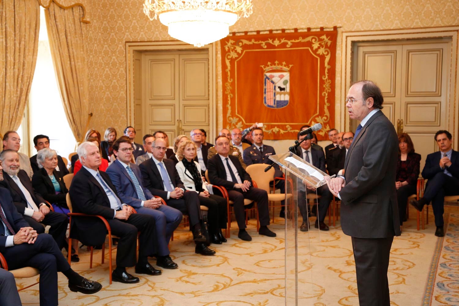 El duque de Alba, Carlos Fitz-James Stuart, acompañado por el presidente del Senado, Pío García Escudero, y el alcalde de Salamanca, Alfonso Fernández Mañueco, han inaugurado esta mañana las visitas al palacio