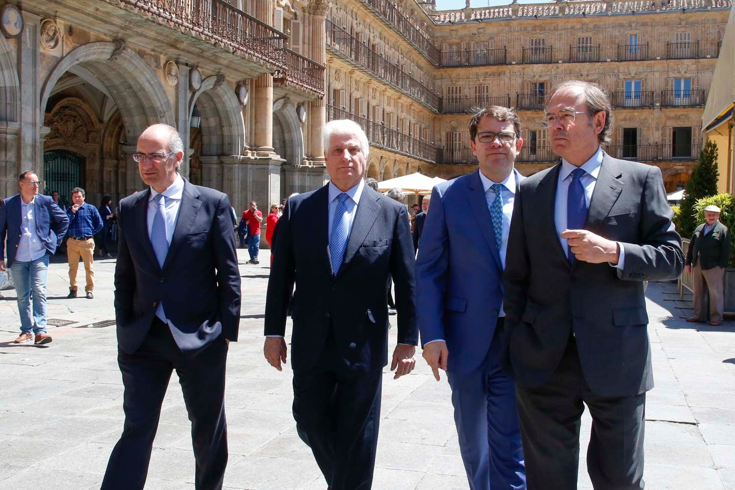 El duque de Alba, Carlos Fitz-James Stuart, acompañado por el presidente del Senado, Pío García Escudero, y el alcalde de Salamanca, Alfonso Fernández Mañueco, han inaugurado esta mañana las visitas al palacio