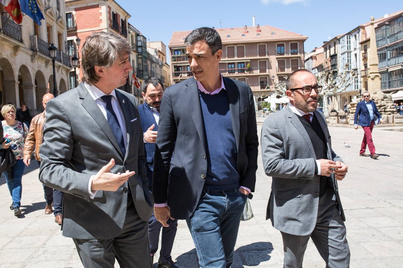 El secretario general del PSOE se comprometió hoy en Soria a priorizar en los programas electorales la lucha contra la despoblación y apostó por poner en marcha iniciativas y abordar el reto demográfico