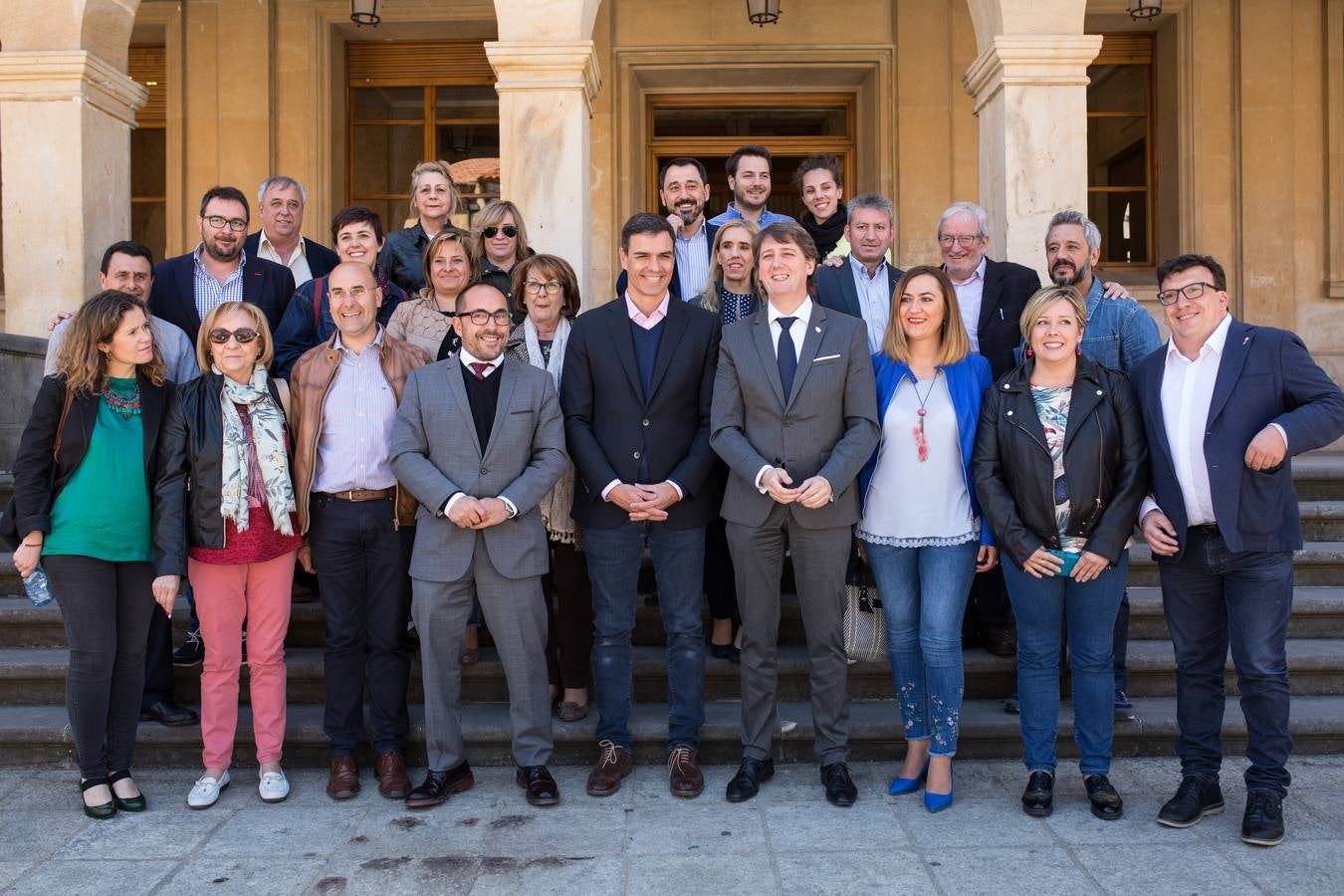 El secretario general del PSOE se comprometió hoy en Soria a priorizar en los programas electorales la lucha contra la despoblación y apostó por poner en marcha iniciativas y abordar el reto demográfico