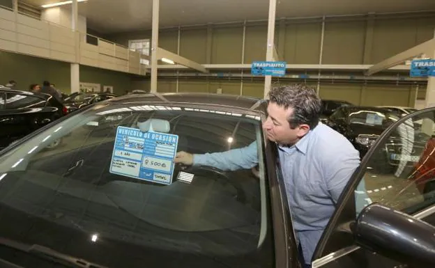 Una feria del automovil de segunda mano.