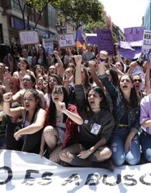 Imagen secundaria 2 - Miles de estudiantes y jóvenes protestan en toda España contra la sentencia a &#039;La Manada&#039;
