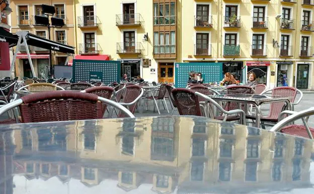 Mesas desplegadas en una terraza en la zona de la Catedral de Valladolid.