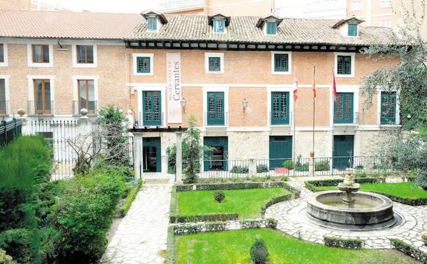 Fachada y jardines de la Casa de Cervantes en Valladolid. 