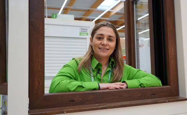 Beatriz Juárez, vendedora experta en ventanas y cerramientos, en la tienda Leroy Merlin de Valladolid 