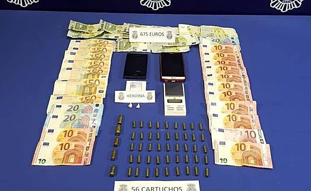 El dinero, heroína y cartuchos intervenidos en la operación. 