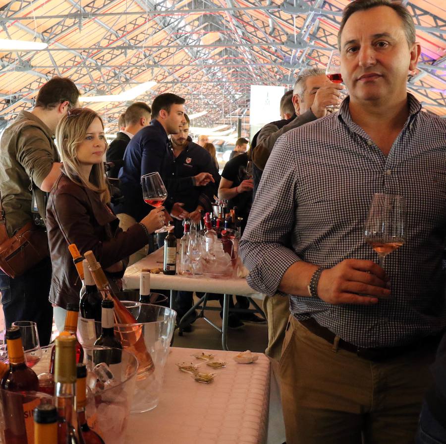 Fotos: Brindis colectivo con 29 Denominaciones de Origen de España, en el Mercado del Val