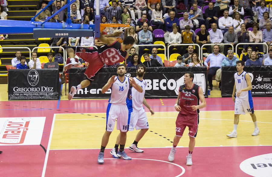 El Carramimbre finalizó su temporada con un partido que refleja lo que ha sido este curso. Una pelea constante, una defensa excelente que le ha dado muchas alegrías, y un ataque irregular y con carencia de acierto. A pesar de todo, el equipo ha cuajado una espectacular temporada, con el colofón del regalo de un 'play off' complicadísimo, 