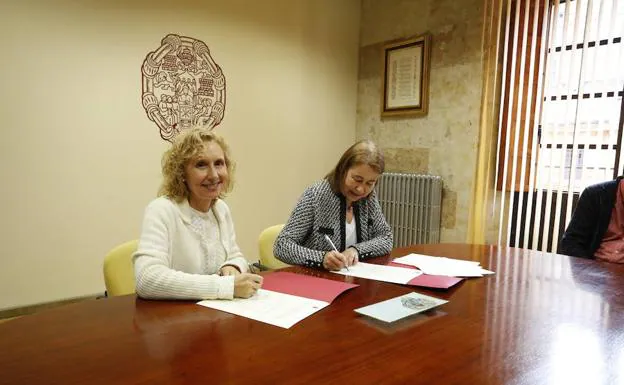 La rectora de la Universidad Pontificia y la fiscal de menores firman el convenio de colaboración. 
