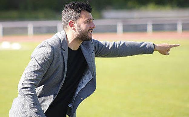 Jorge González Rojo, 'Astu', dirige al equipo durante el partido ante el Numancia B. 
