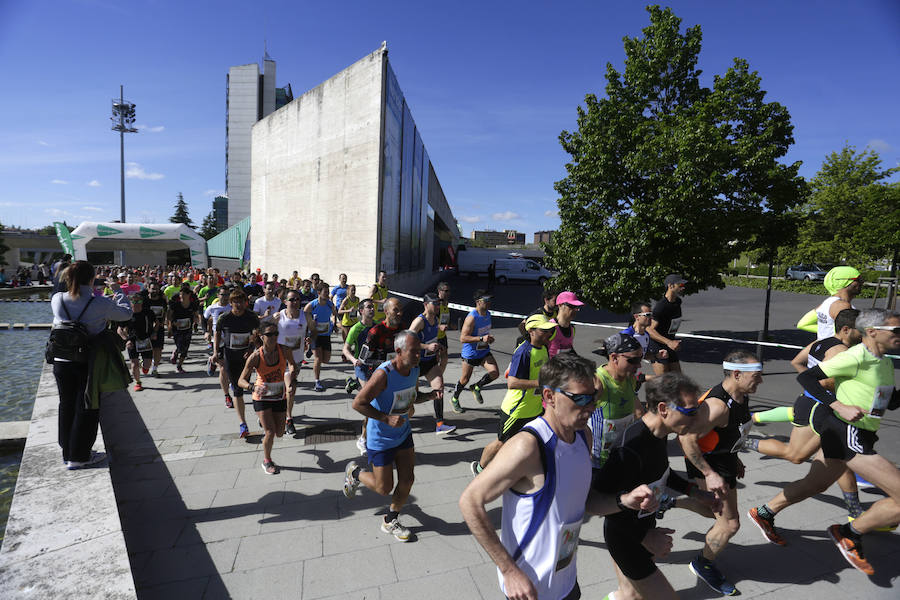 Más de 500 corredores se citaron en el Museo de la Ciencia para participar en la X Carrera de la Ciencia. Una edición que estuvo marcada por el buen tiempo y el viento.