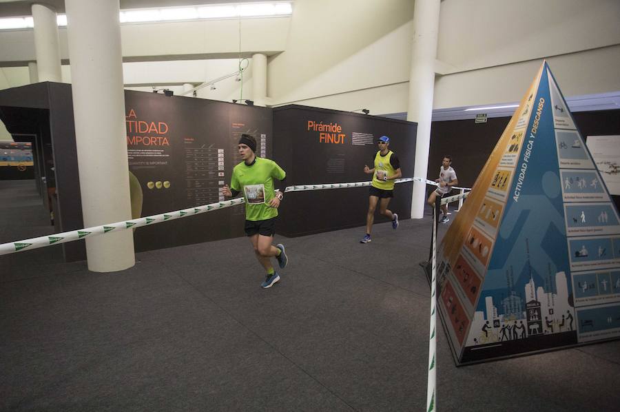 Más de 500 corredores se citaron en el Museo de la Ciencia para participar en la X Carrera de la Ciencia. Una edición que estuvo marcada por el buen tiempo y el viento.