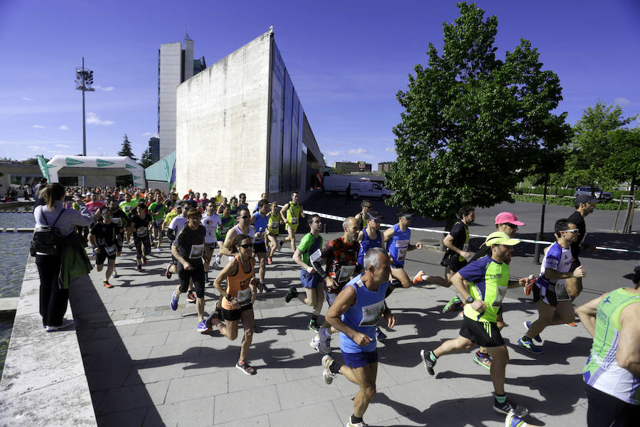 Más de 500 corredores se citaron en el Museo de la Ciencia para participar en la X Carrera de la Ciencia. Una edición que estuvo marcada por el buen tiempo y el viento.