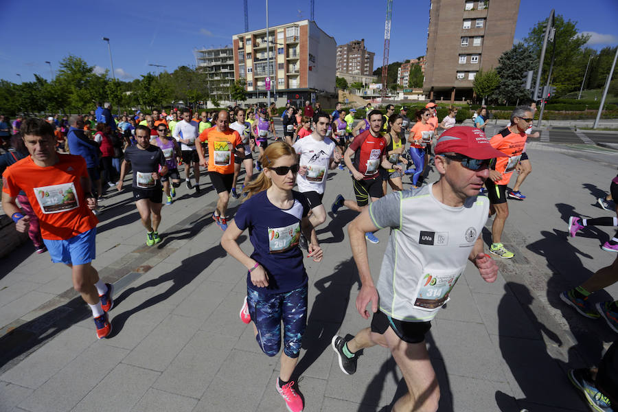 Más de 500 corredores se citaron en el Museo de la Ciencia para participar en la X Carrera de la Ciencia. Una edición que estuvo marcada por el buen tiempo y el viento.