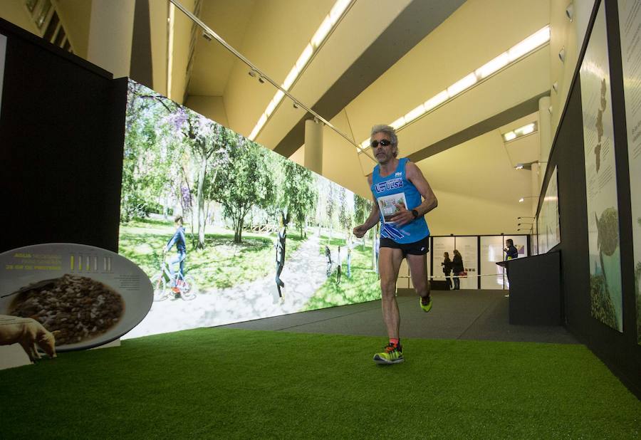 Más de 500 corredores se citaron en el Museo de la Ciencia para participar en la X Carrera de la Ciencia. Una edición que estuvo marcada por el buen tiempo y el viento.