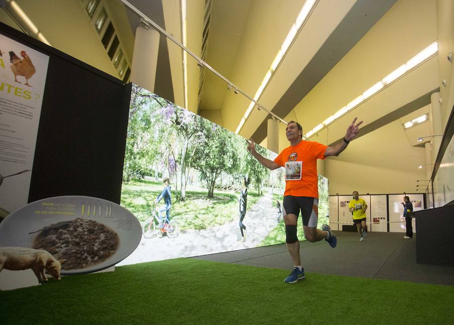 Más de 500 corredores se citaron en el Museo de la Ciencia para participar en la X Carrera de la Ciencia. Una edición que estuvo marcada por el buen tiempo y el viento.