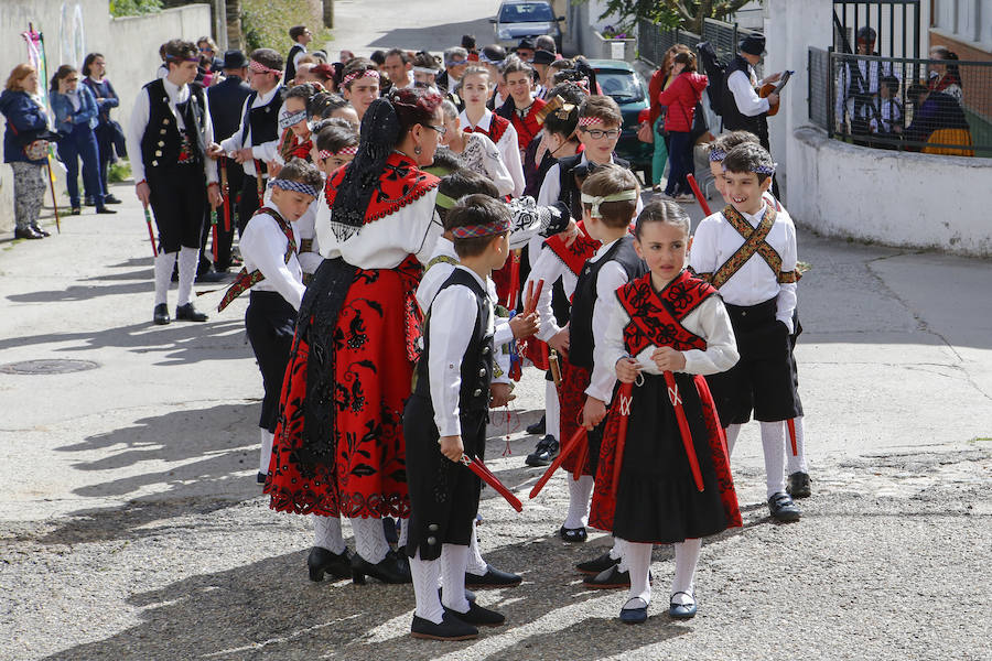 El municipio celebró ayer por todo lo alto, y con numerosa presencia de público, la undécima edición del Festival de Danzas Reserva de la Biosfera 'Sierras de Béjar y de Francia', un certamen que nació ligado al programa 'Primavera en las Sierras'. 