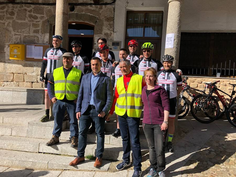 La localidad salmantina de San Esteban de la Sierra organizó este sábado, con éxito de convocatoria y deportivo, la IIIMarcha BTT Entresierras, una cita incluida en el III Circuito BTT de la Diputación Provincial de Salamanca. 