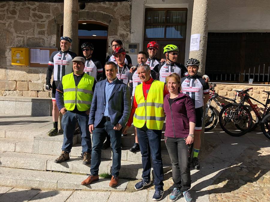 La localidad salmantina de San Esteban de la Sierra organizó este sábado, con éxito de convocatoria y deportivo, la IIIMarcha BTT Entresierras, una cita incluida en el III Circuito BTT de la Diputación Provincial de Salamanca. 