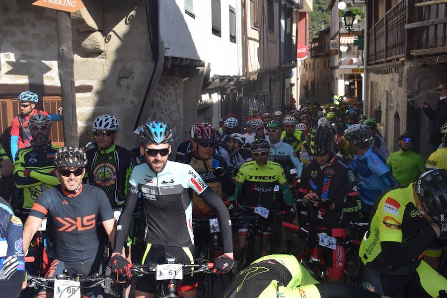 La localidad salmantina de San Esteban de la Sierra organizó este sábado, con éxito de convocatoria y deportivo, la IIIMarcha BTT Entresierras, una cita incluida en el III Circuito BTT de la Diputación Provincial de Salamanca. 