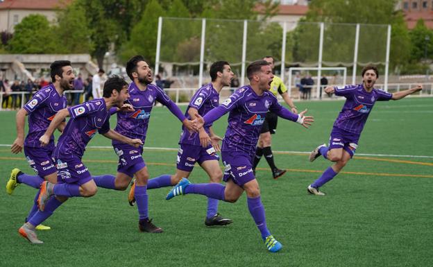 Los jugadores del Palencia Cristo celebran el gol de Kike. 