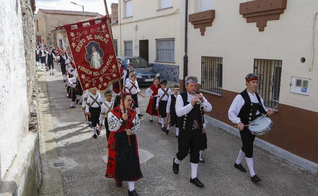 El grupo local Virgen del Carrascal recorrió las calles de la localidad.