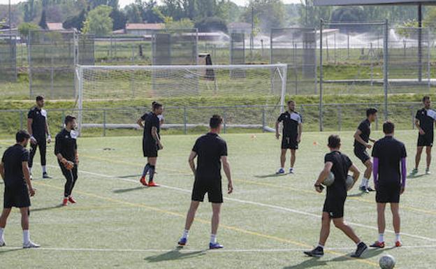 Los jugadores de Unionistas se ejercitan durante un entrenamiento de esta semana en La Aldehuela.