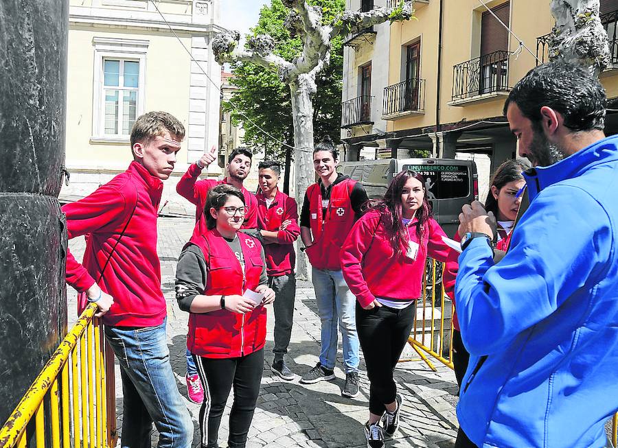 Jóvenes de Cruz Roja en la Plaza Mayor.