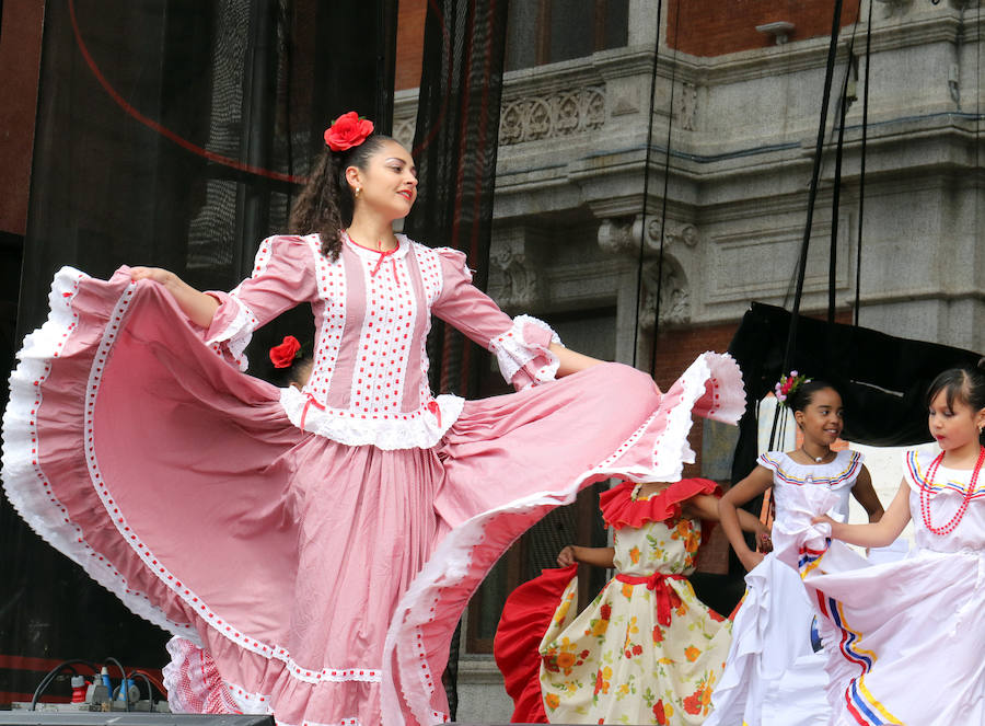 Fotos: Danzas Interculturales en la plaza mayor de Valladolid