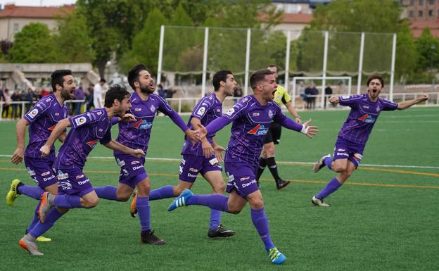 Los jugadores del Palencia Cristo celebran el gol de la clasificación para el 'play-off'.