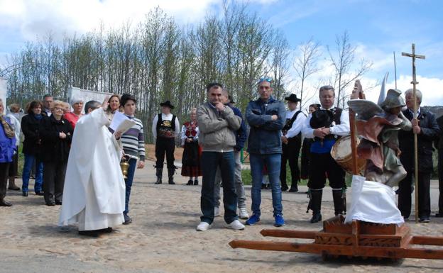 Bendición de campos y procesión con la imagen de San Miguel Arcángel en San Miguel de Robledo, que estuvo amenizada por el grupo La Corrobla.