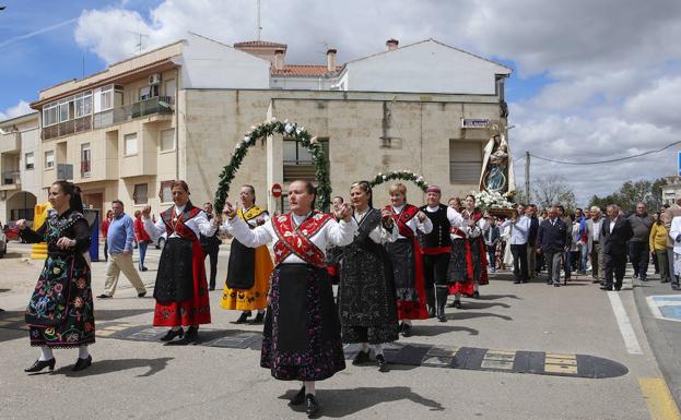Los bailes no faltaron durante la procesión por las calles de Villamayor con la Virgen de los Remedios.
