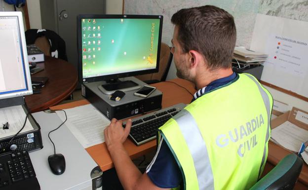Un agente de la Guardia Civil de Segovia consulta el ordenador. 