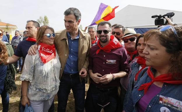 Teresa López con Pedro Sánchez en Villalar.