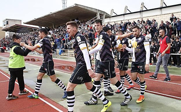 Los jugadores de Unionistas celebran un tanto en Las Pistas. 