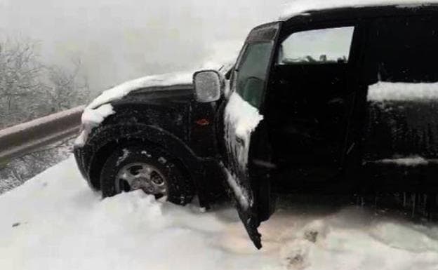 El vehículo de los jóvenes atrapado en la nieve. 